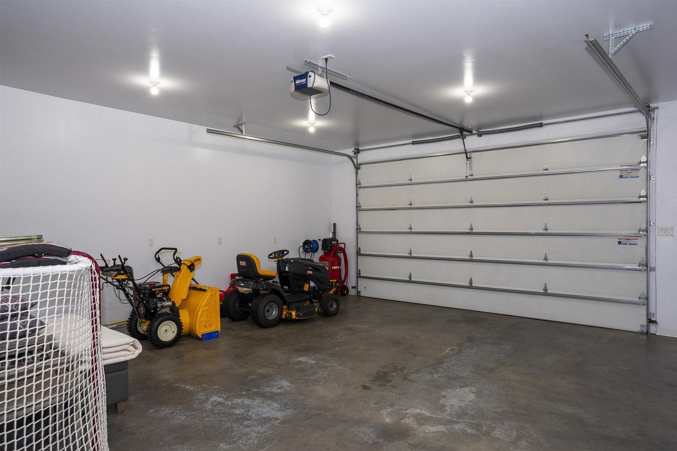 2117 Mahogany Way, Thunder Bay, ON - Indoor Photo Showing Garage