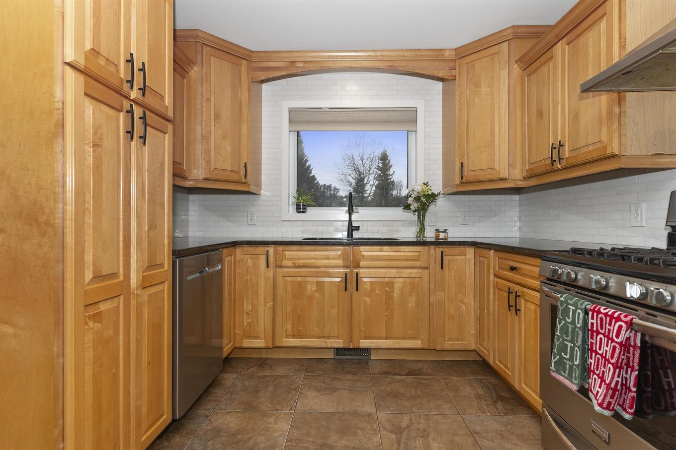 2117 Mahogany Way, Thunder Bay, ON - Indoor Photo Showing Kitchen