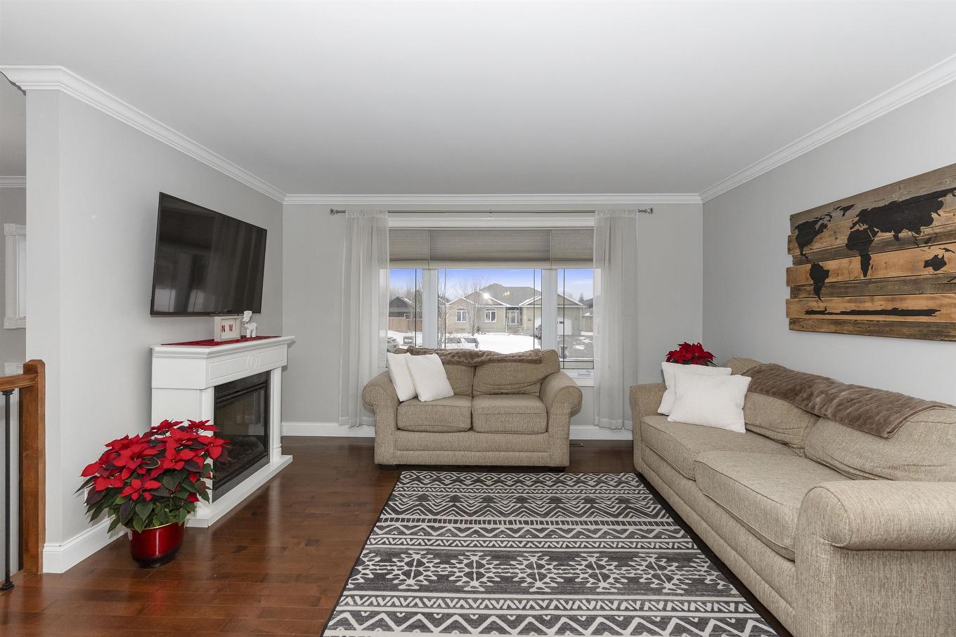 2117 Mahogany Way, Thunder Bay, ON - Indoor Photo Showing Living Room With Fireplace