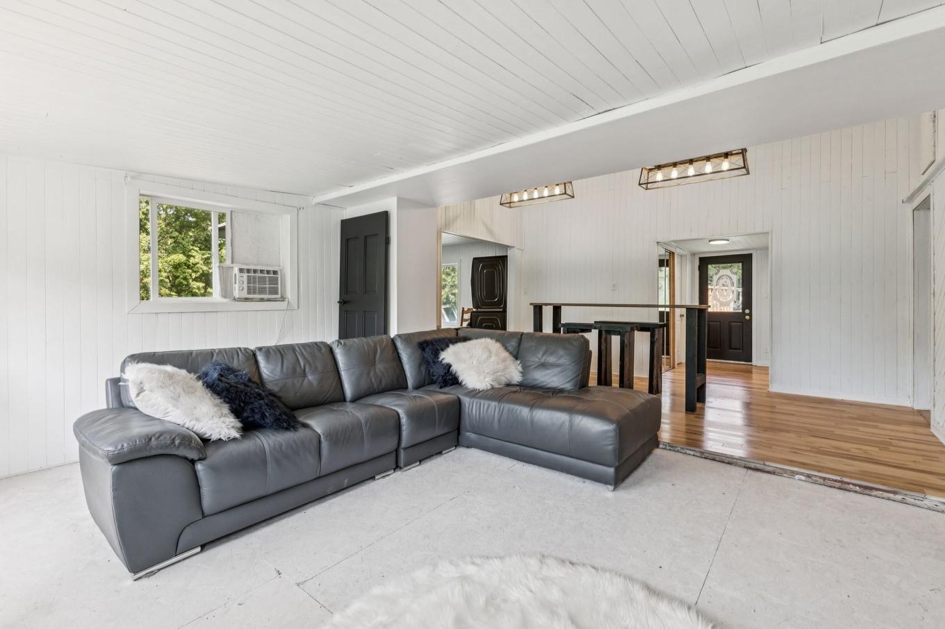 Living room - 153 Rue Marleau, Denholm, QC - Indoor Photo Showing Living Room