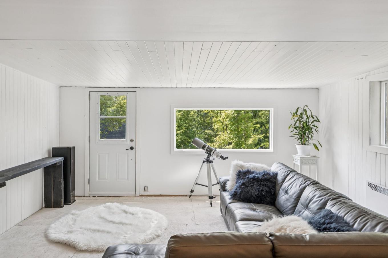 Living room - 153 Rue Marleau, Denholm, QC - Indoor Photo Showing Living Room