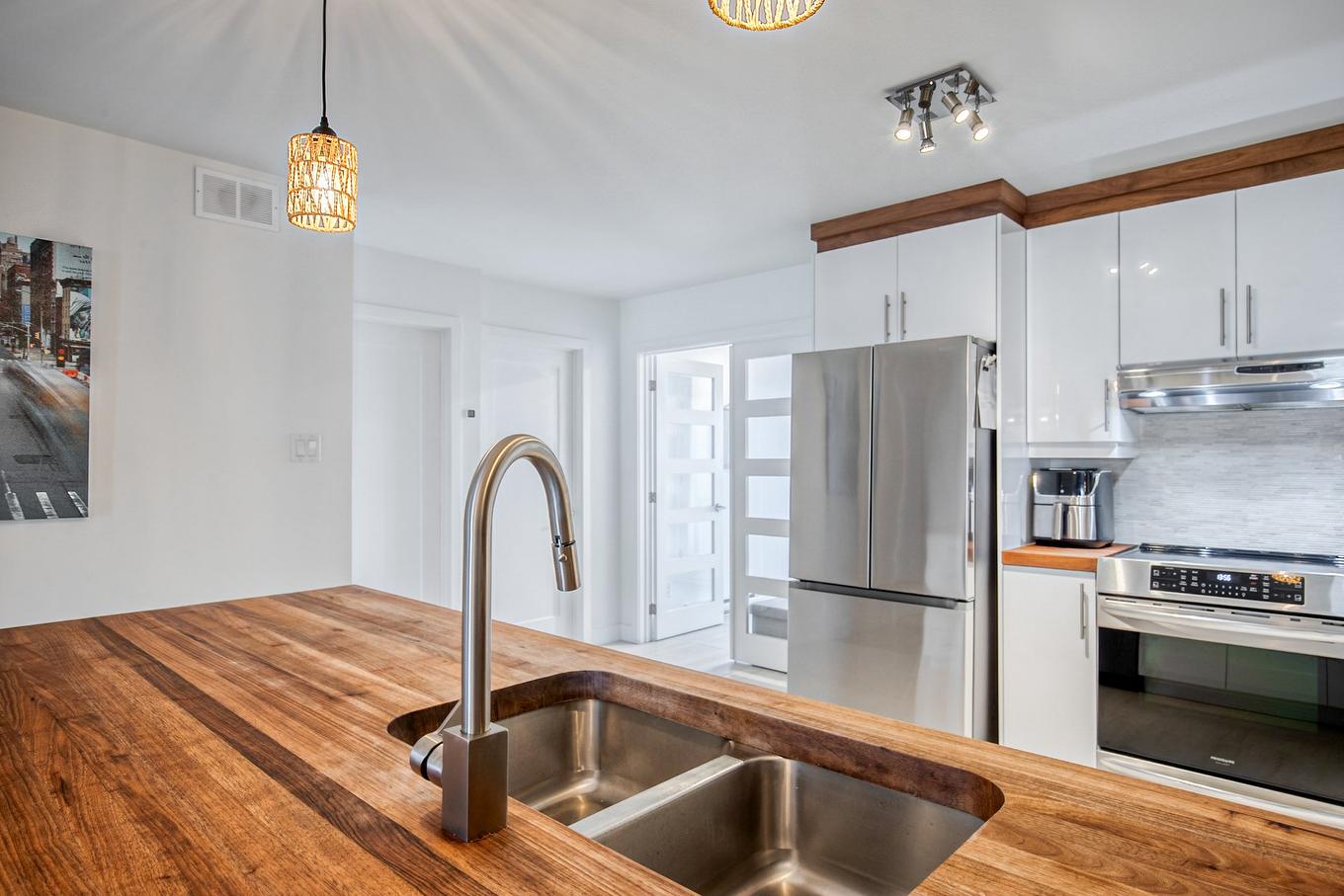 Cuisine - 2521 Rue Des Seigneurs O., Saint-Hyacinthe, QC - Indoor Photo Showing Kitchen With Double Sink