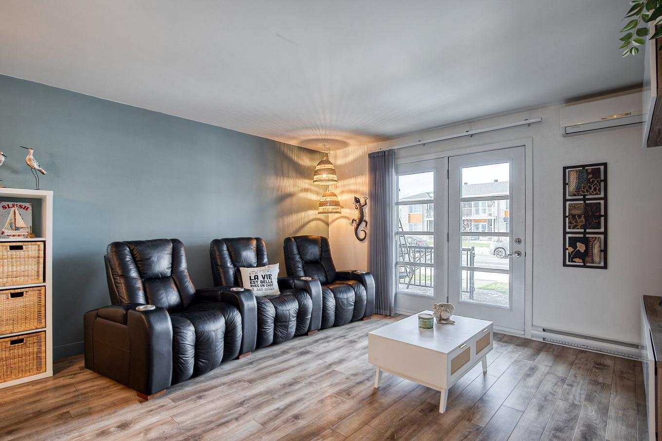 Salon - 2521 Rue Des Seigneurs O., Saint-Hyacinthe, QC - Indoor Photo Showing Living Room