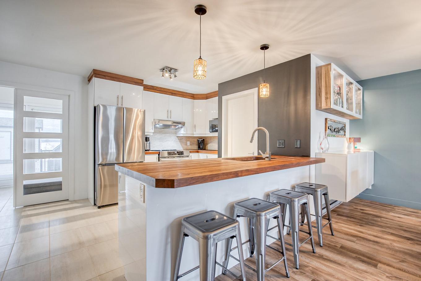 Cuisine - 2521 Rue Des Seigneurs O., Saint-Hyacinthe, QC - Indoor Photo Showing Kitchen With Upgraded Kitchen