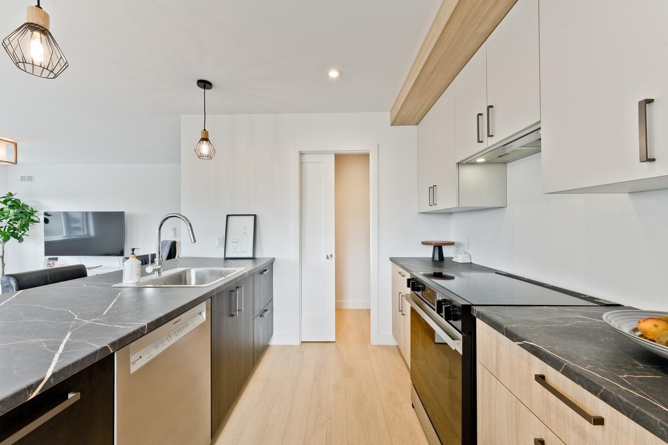 Cuisine - 3807 Rue Émile-Chartier, Sherbrooke (Les Nations), QC - Indoor Photo Showing Kitchen With Upgraded Kitchen