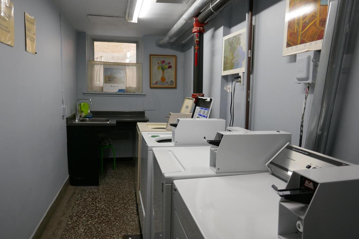 Salle de lavage - 102-4921 Av. Clanranald, Montréal (Côte-Des-Neiges/Notre-Dame-De-Grâce), QC - Indoor Photo Showing Laundry Room