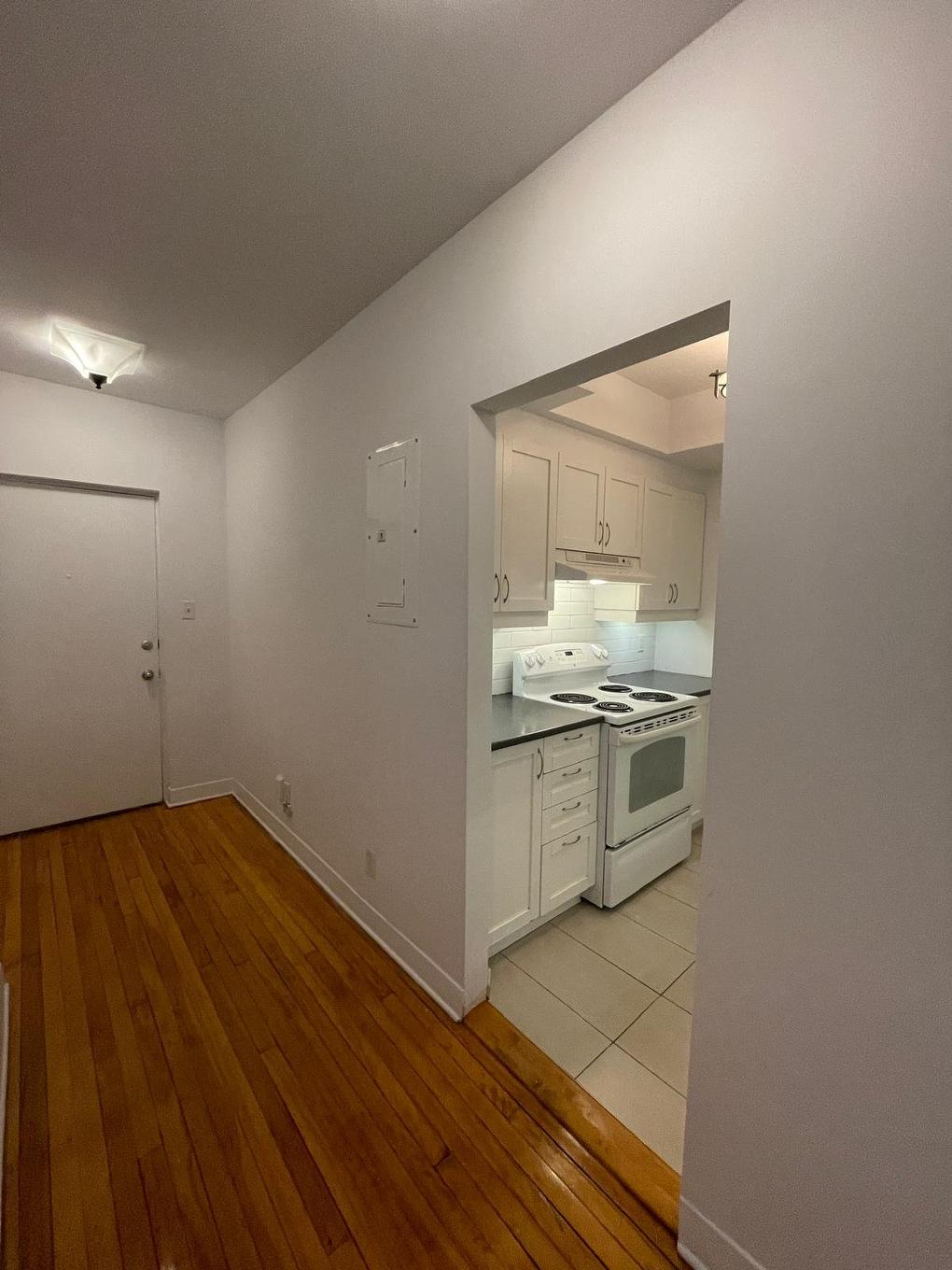 Cuisine - 102-4921 Av. Clanranald, Montréal (Côte-Des-Neiges/Notre-Dame-De-Grâce), QC - Indoor Photo Showing Kitchen