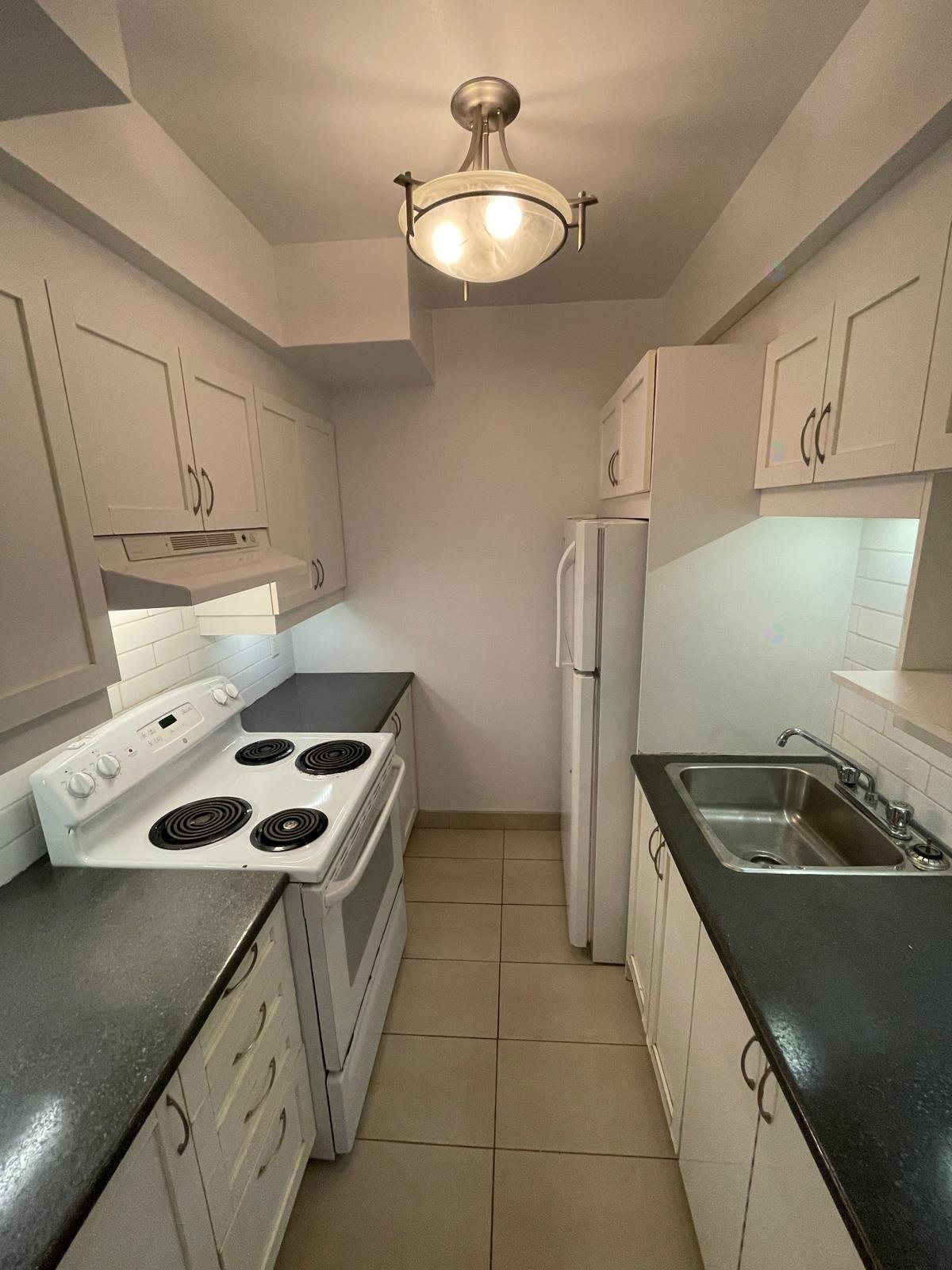 Cuisine - 102-4921 Av. Clanranald, Montréal (Côte-Des-Neiges/Notre-Dame-De-Grâce), QC - Indoor Photo Showing Kitchen With Double Sink