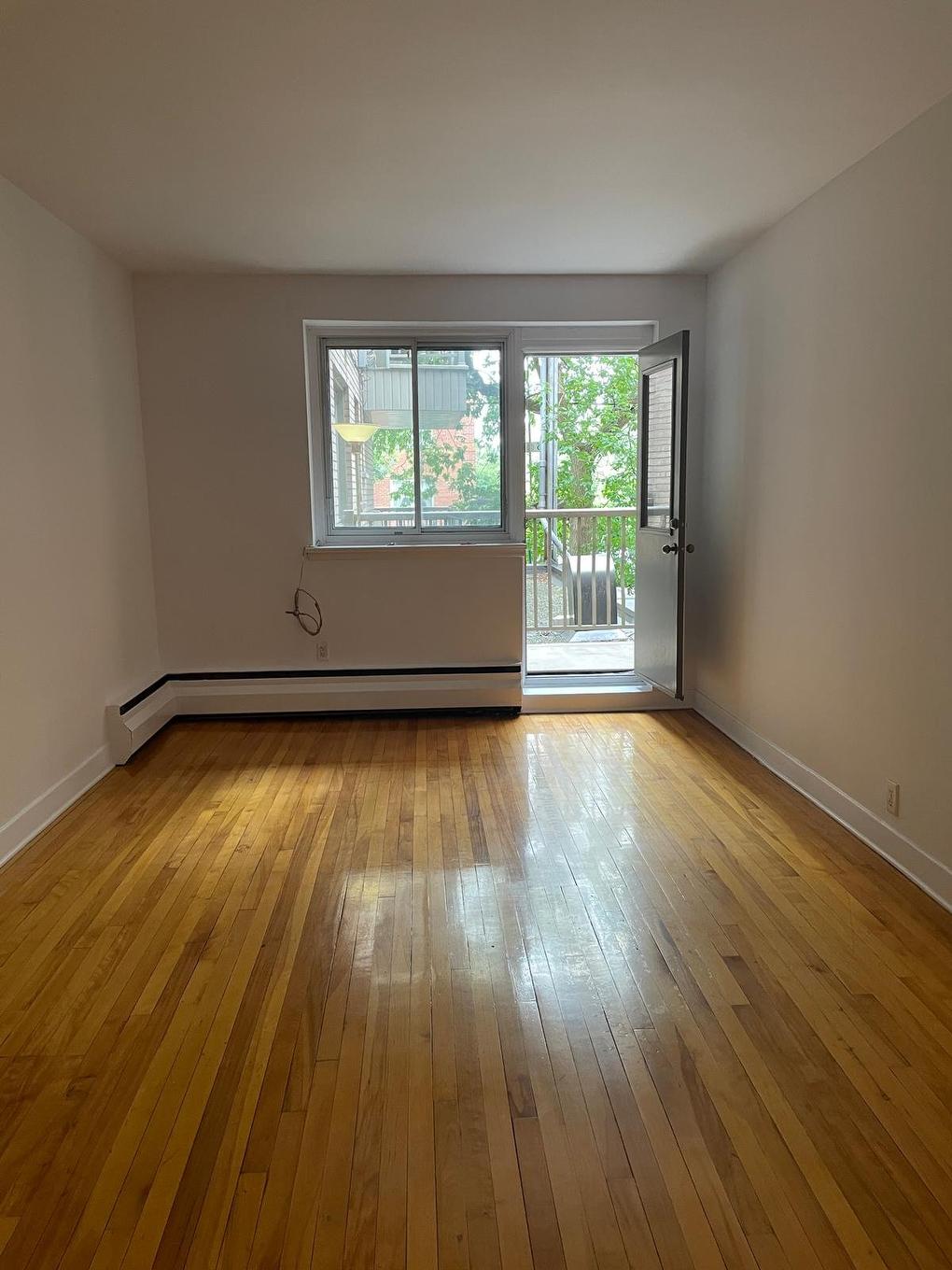 Salon - 102-4921 Av. Clanranald, Montréal (Côte-Des-Neiges/Notre-Dame-De-Grâce), QC - Indoor Photo Showing Other Room