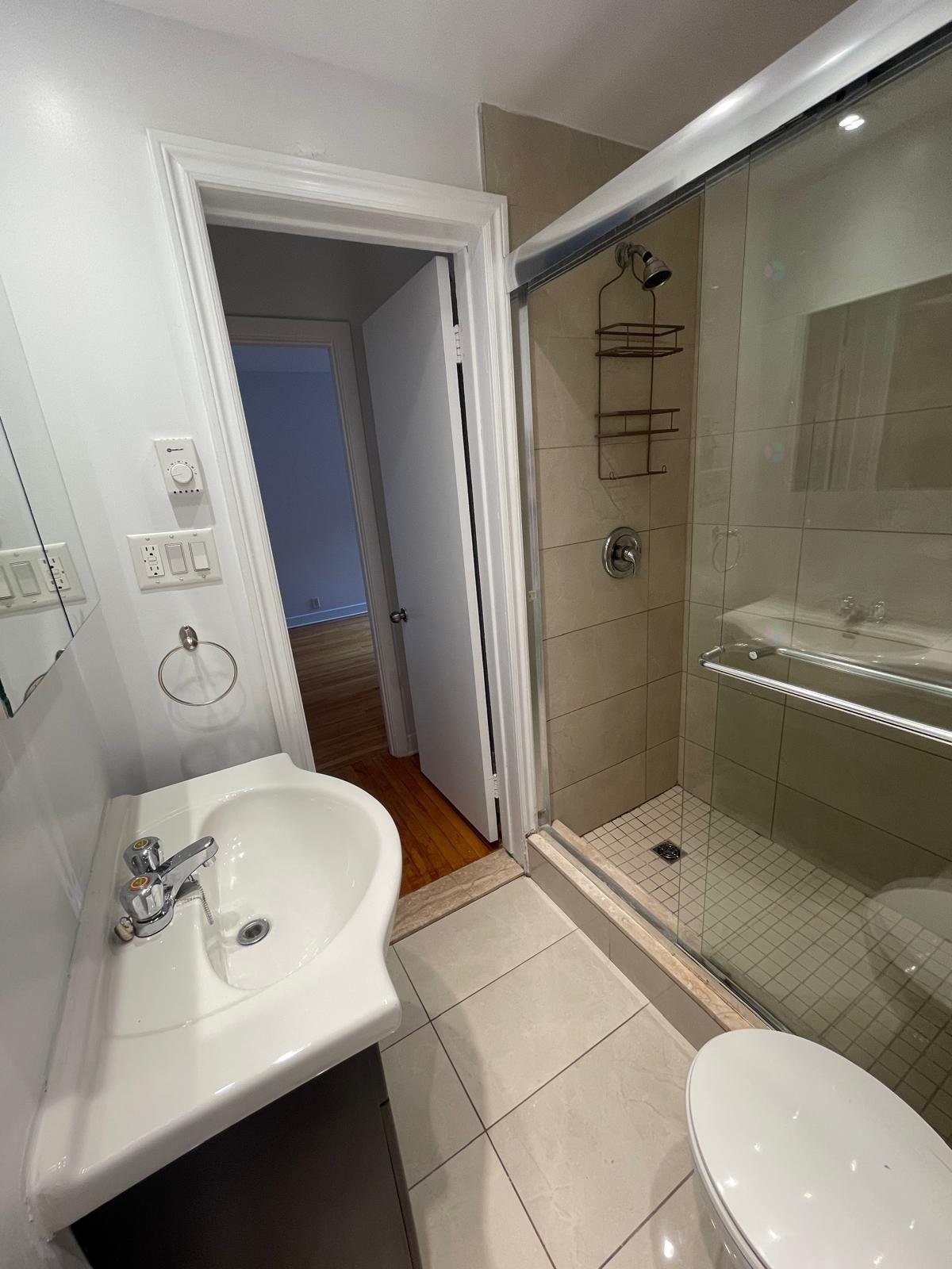 Salle de bains - 102-4921 Av. Clanranald, Montréal (Côte-Des-Neiges/Notre-Dame-De-Grâce), QC - Indoor Photo Showing Bathroom