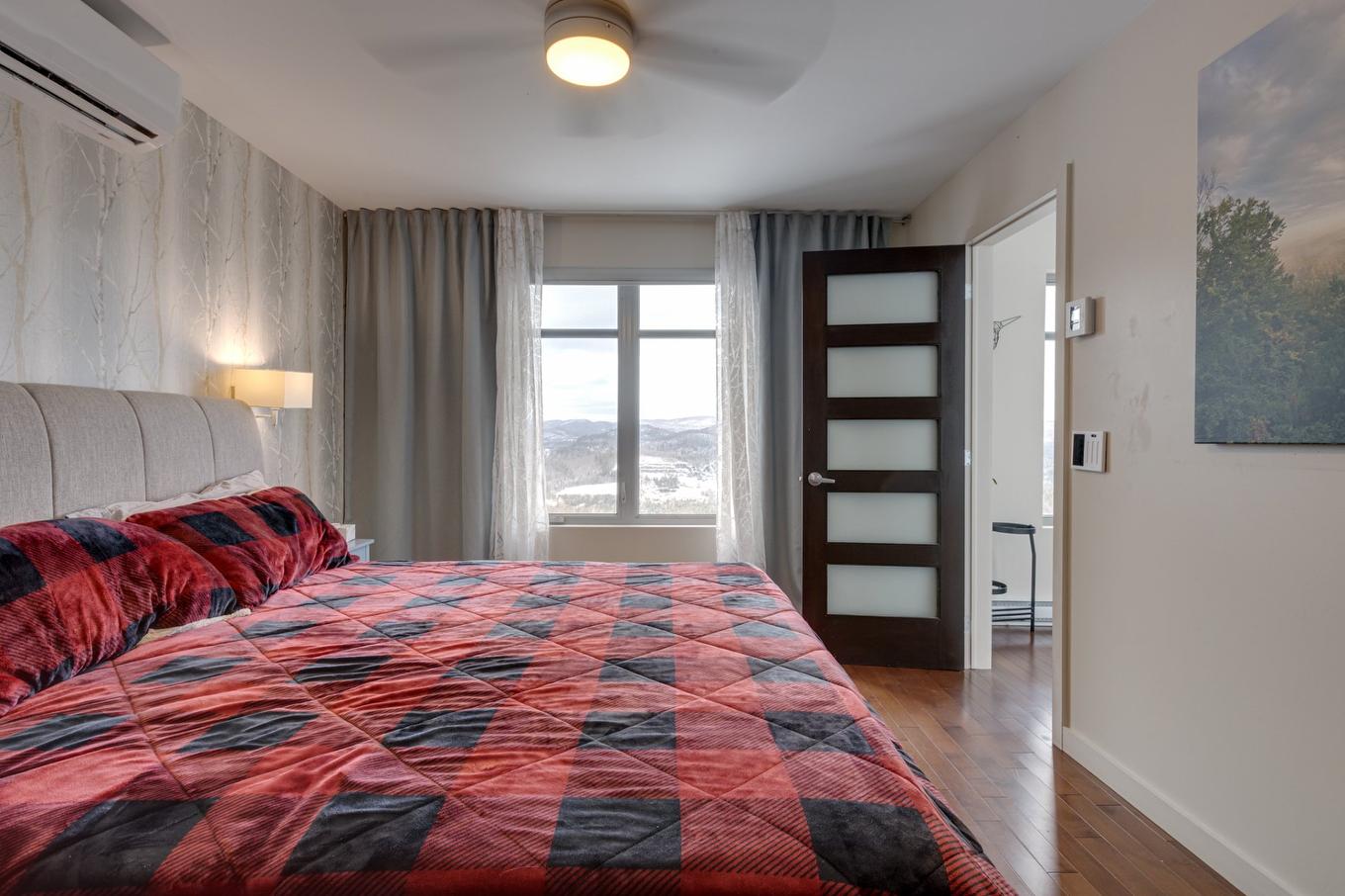 Primary bedroom - 955 Rue Des Cimes, Sainte-Adèle, QC - Indoor Photo Showing Bedroom