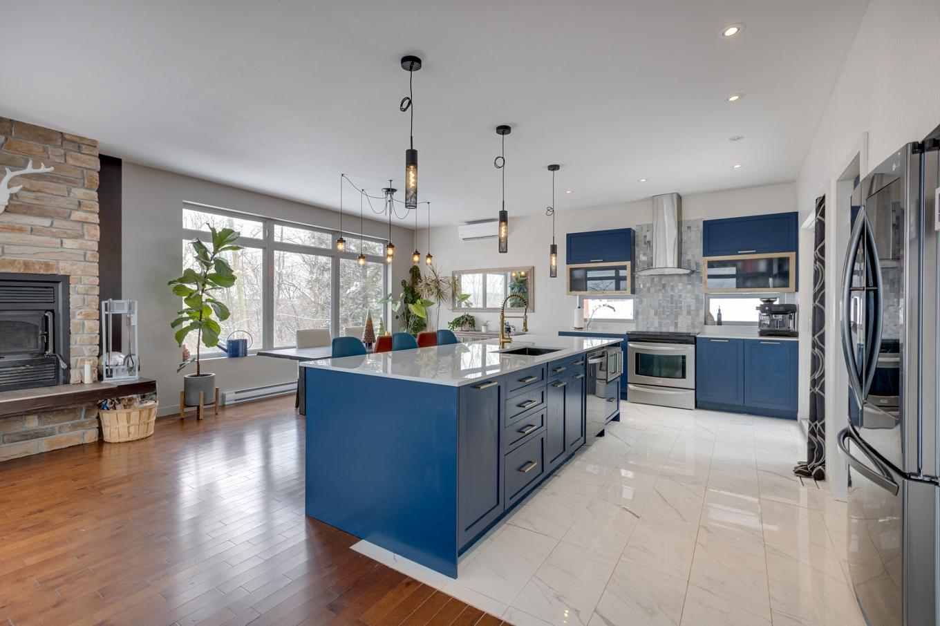 Living room - 955 Rue Des Cimes, Sainte-Adèle, QC - Indoor Photo Showing Kitchen With Upgraded Kitchen