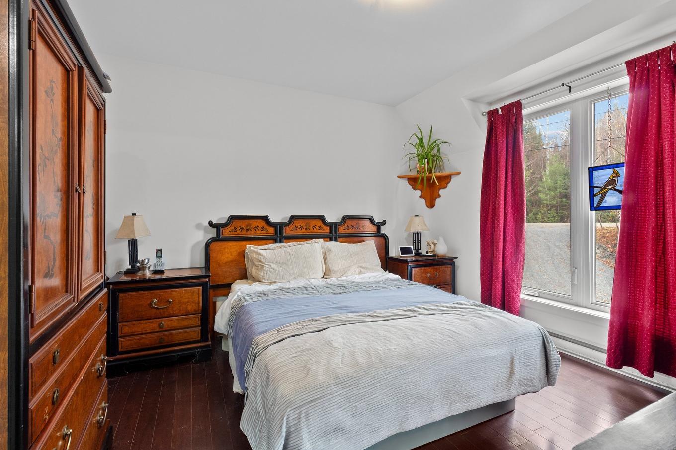 Primary bedroom - 4575 Rue De La Rogeloise, Sainte-Adèle, QC - Indoor Photo Showing Bedroom