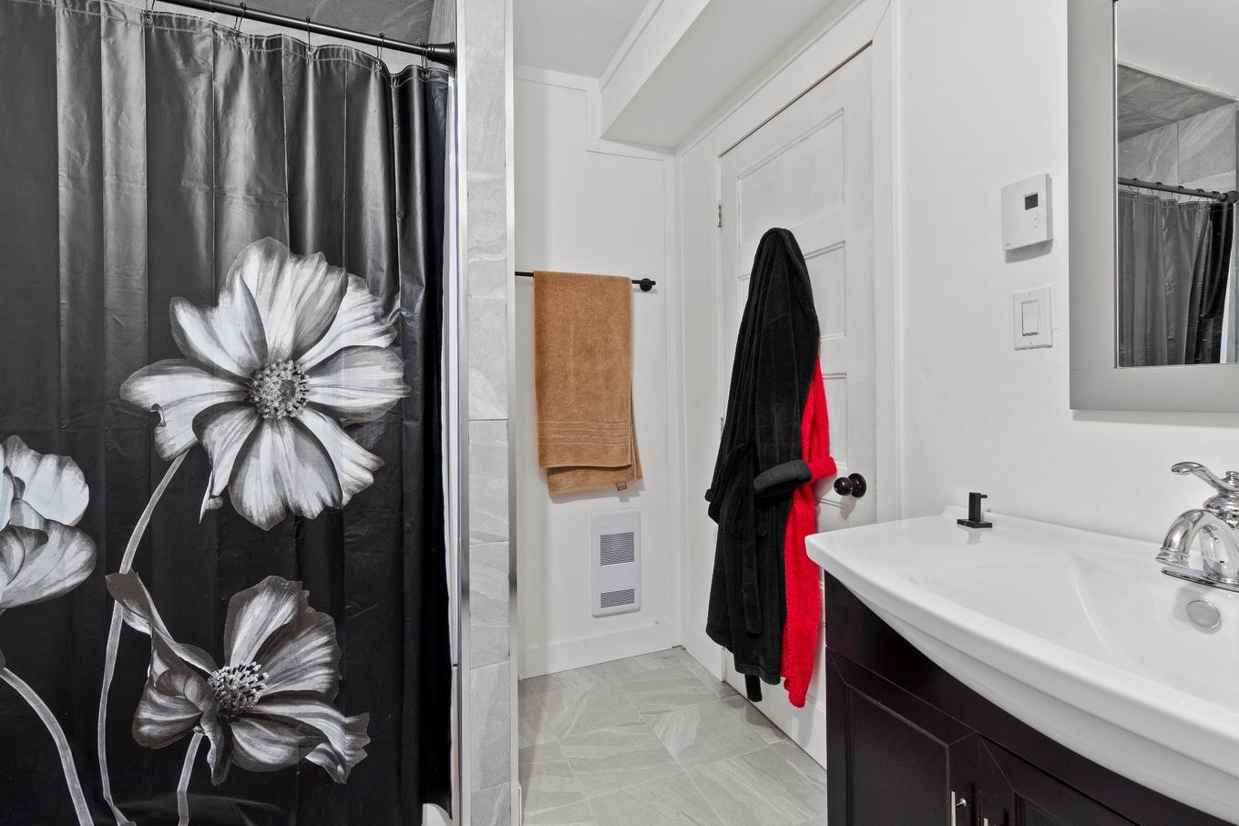 Bathroom - 4575 Rue De La Rogeloise, Sainte-Adèle, QC - Indoor Photo Showing Bathroom