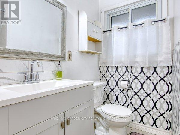 3664 Arlington Avenue, Niagara Falls (Stamford), ON - Indoor Photo Showing Bathroom