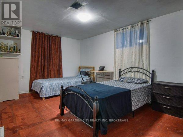 3664 Arlington Avenue, Niagara Falls (Stamford), ON - Indoor Photo Showing Bedroom