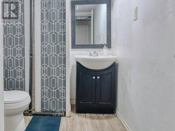 3664 Arlington Avenue, Niagara Falls (Stamford), ON - Indoor Photo Showing Bathroom