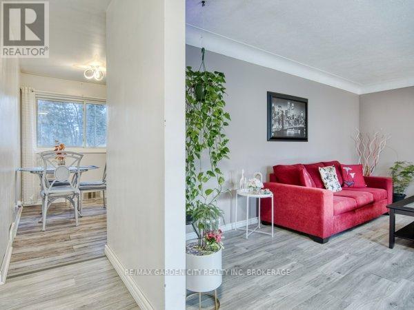 3664 Arlington Avenue, Niagara Falls (Stamford), ON - Indoor Photo Showing Living Room