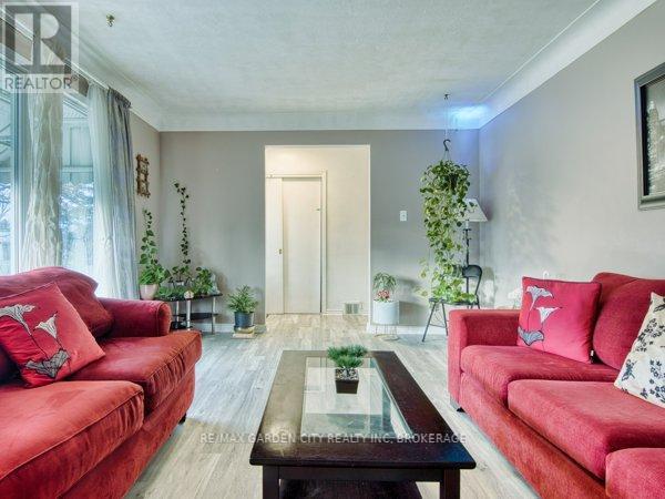 3664 Arlington Avenue, Niagara Falls (Stamford), ON - Indoor Photo Showing Living Room