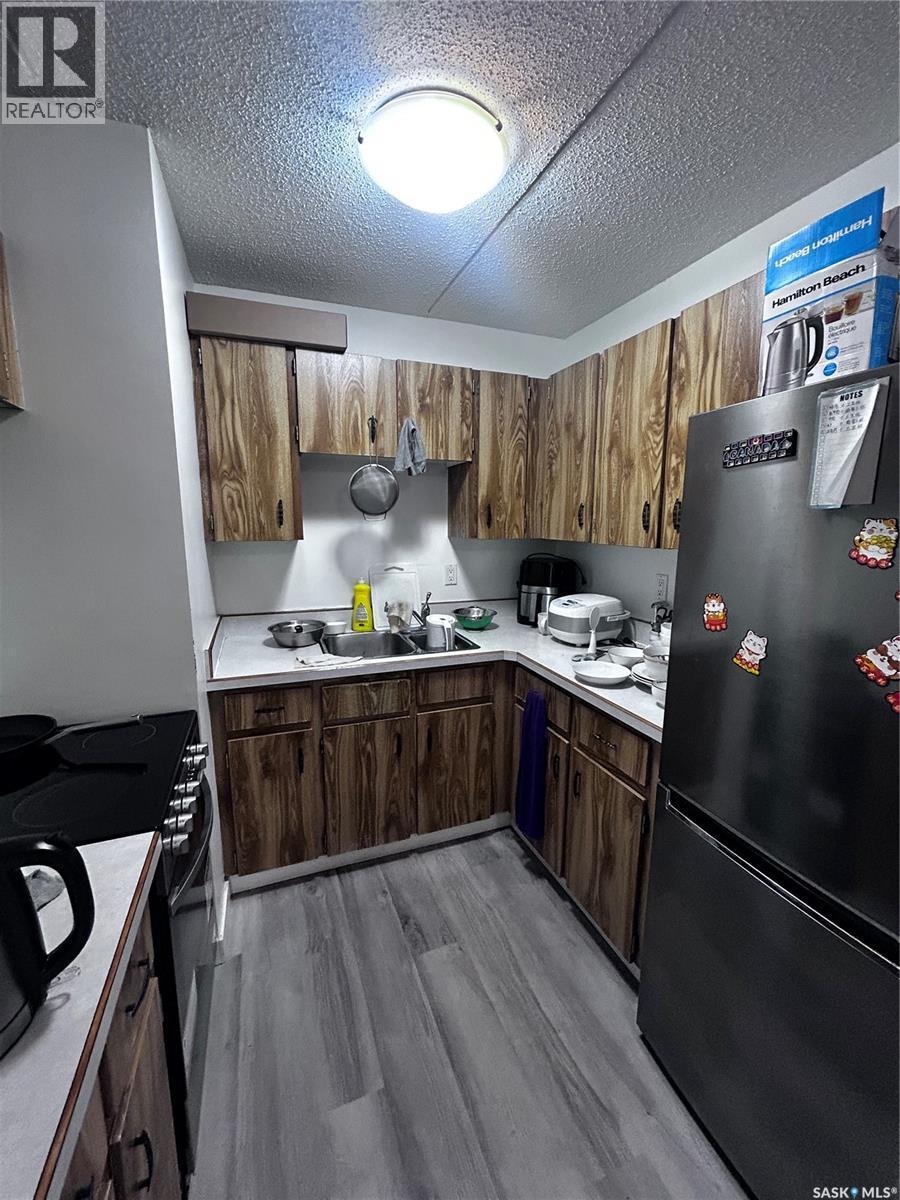 610 20 Kleisinger Crescent, Regina, SK - Indoor Photo Showing Kitchen With Double Sink