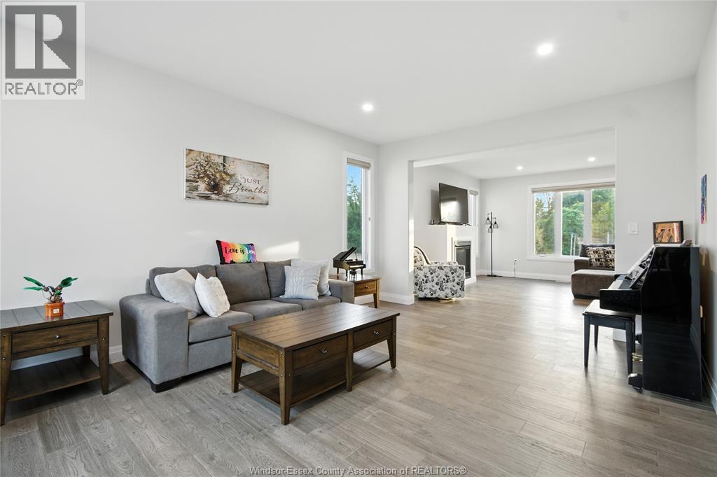 27 Kingsbridge Drive, Amherstburg, ON - Indoor Photo Showing Living Room