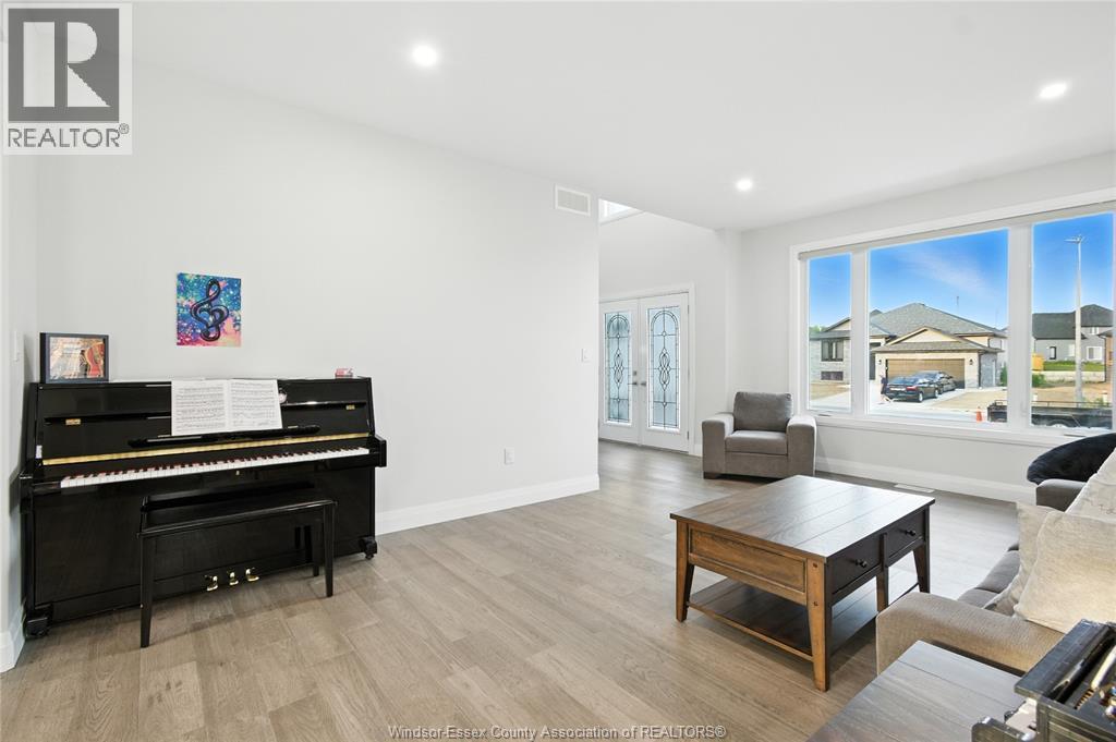 27 Kingsbridge Drive, Amherstburg, ON - Indoor Photo Showing Living Room
