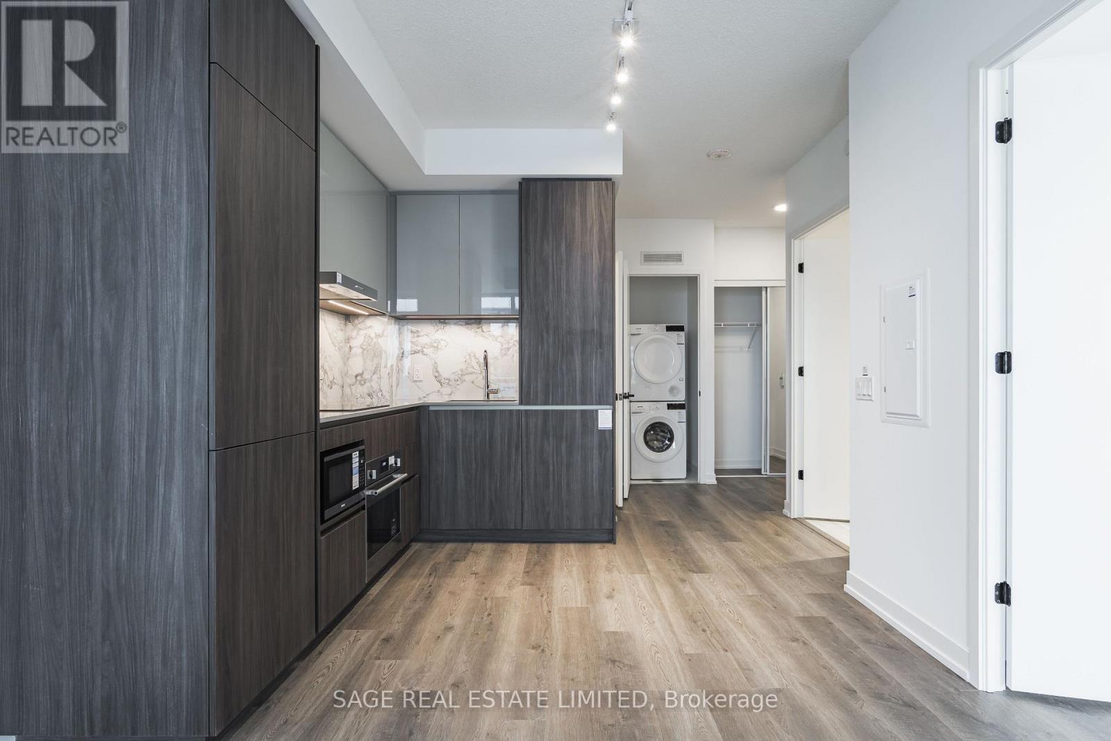 1515 - 8 Interchange Way, Vaughan, ON - Indoor