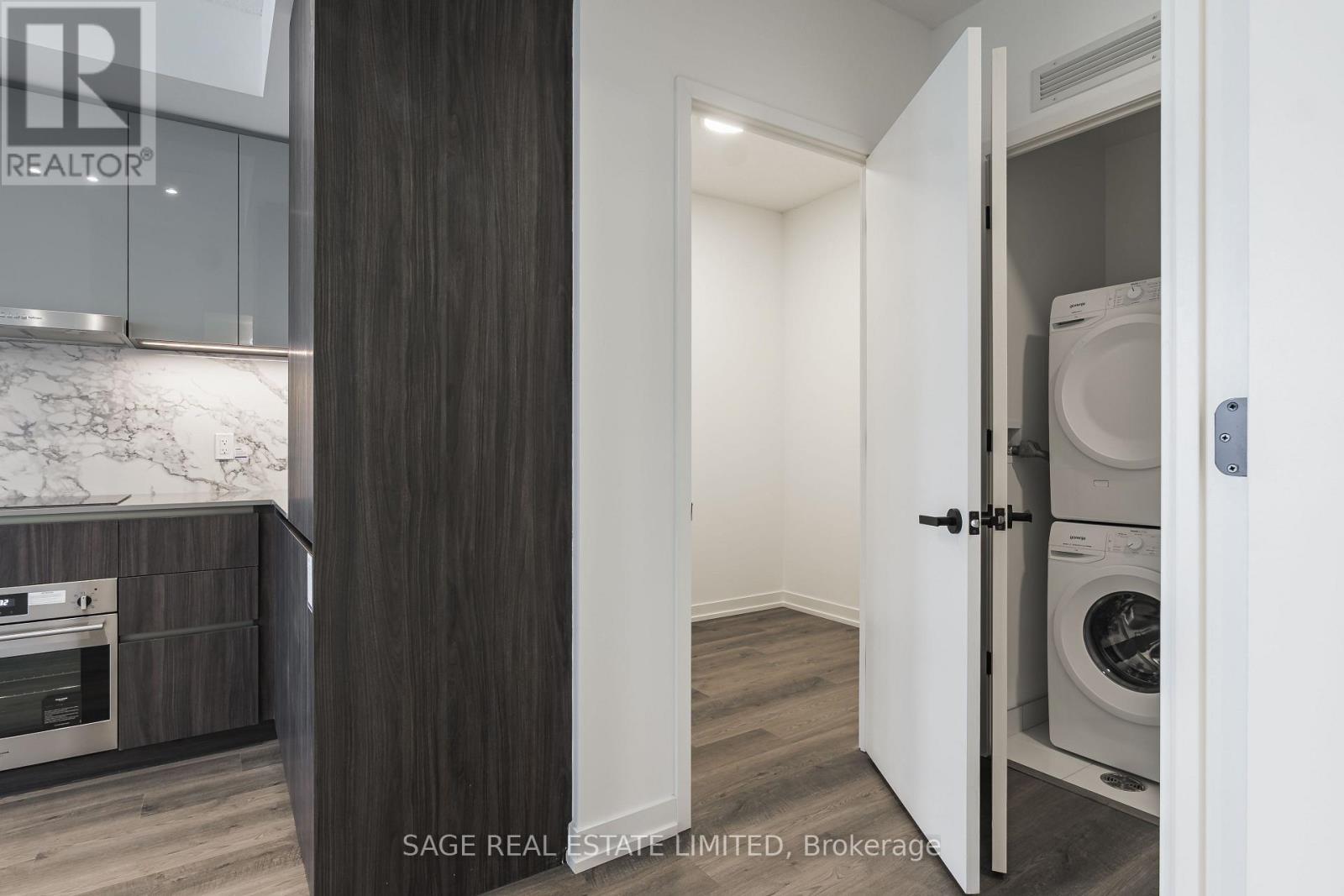 1515 - 8 Interchange Way, Vaughan, ON - Indoor Photo Showing Laundry Room