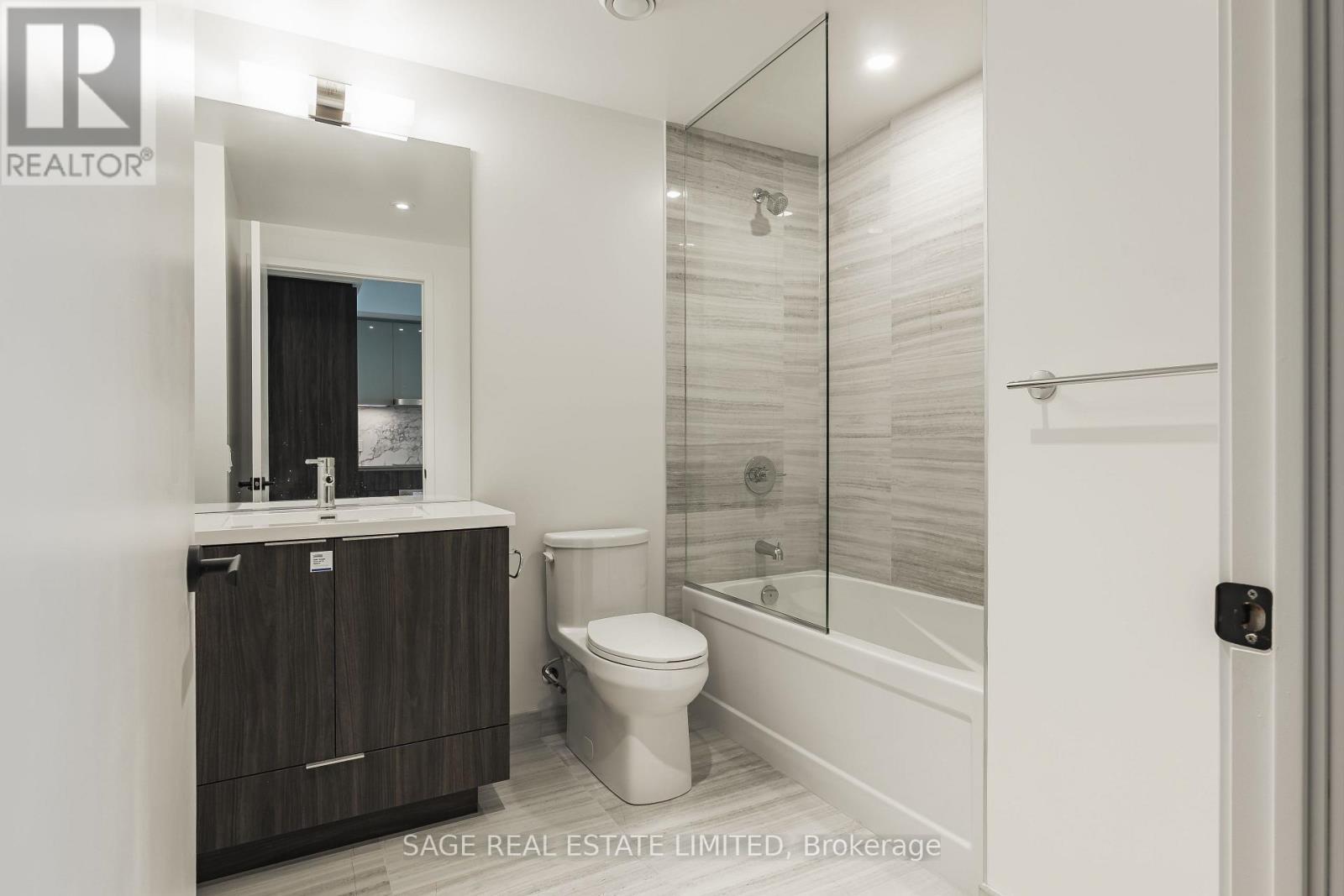 1515 - 8 Interchange Way, Vaughan, ON - Indoor Photo Showing Bathroom