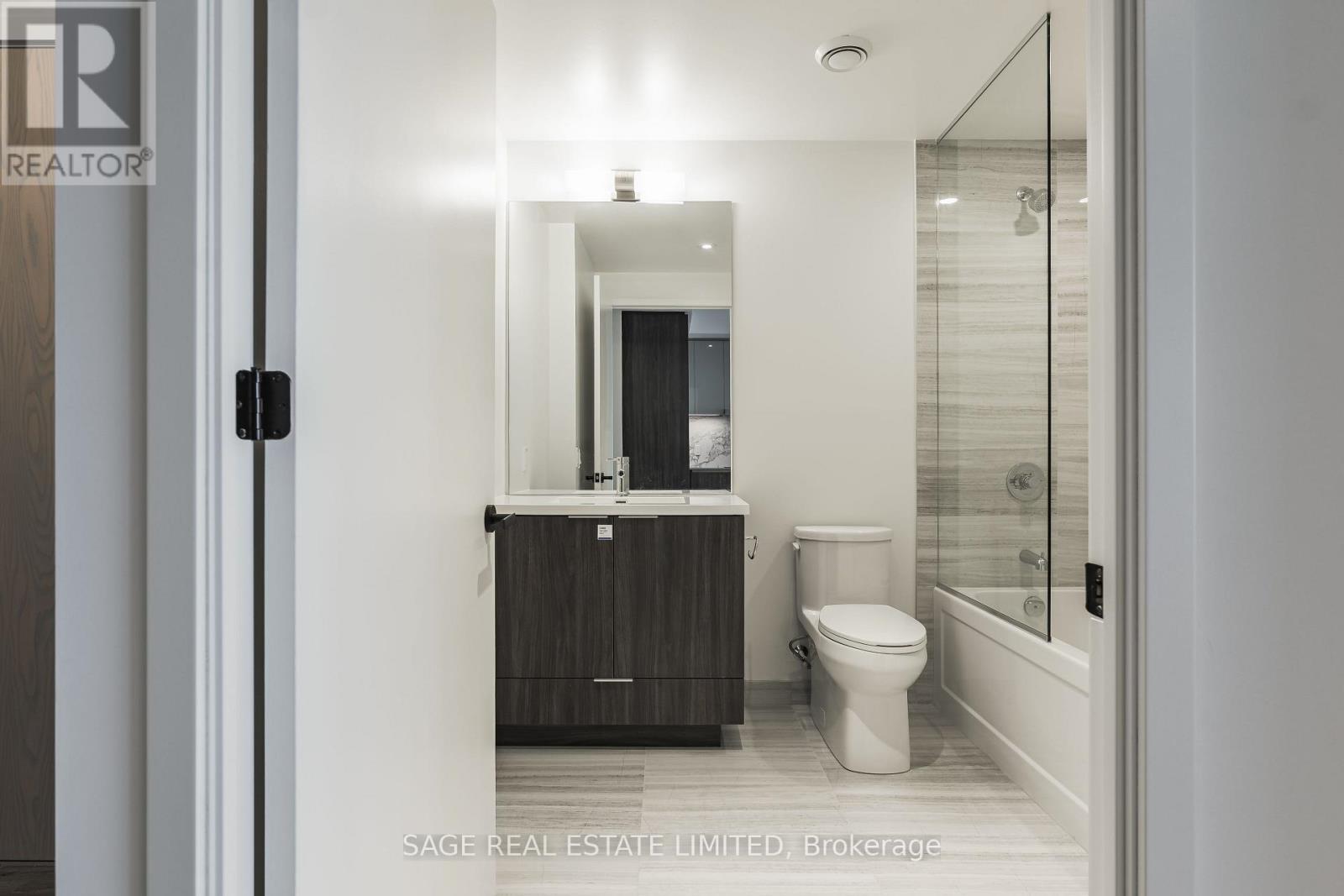 1515 - 8 Interchange Way, Vaughan, ON - Indoor Photo Showing Bathroom