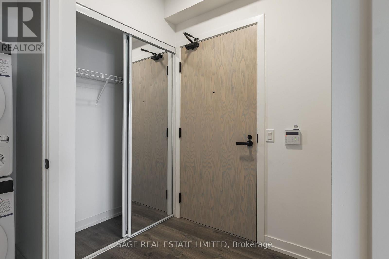 1515 - 8 Interchange Way, Vaughan, ON - Indoor