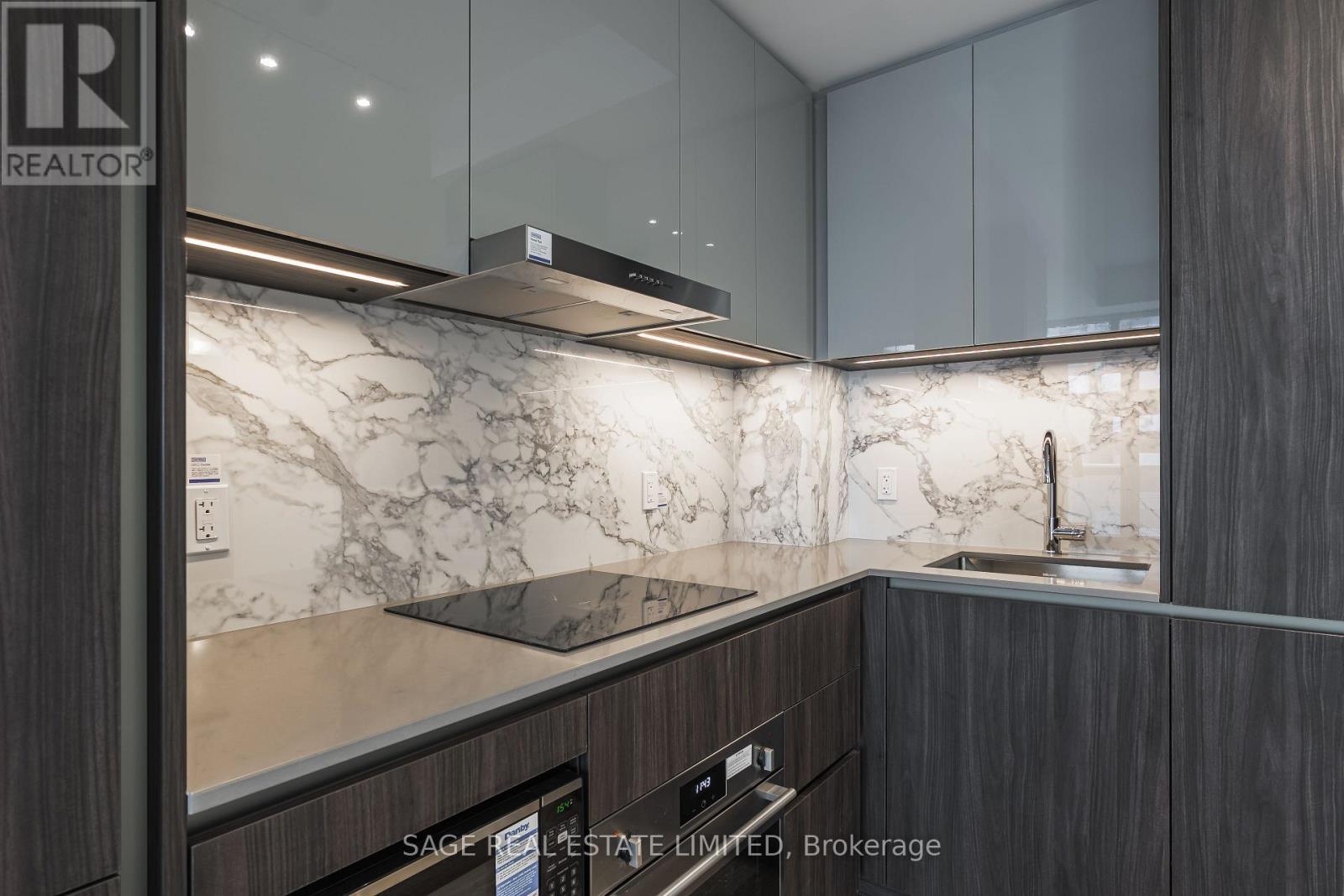 1515 - 8 Interchange Way, Vaughan, ON - Indoor Photo Showing Kitchen With Upgraded Kitchen