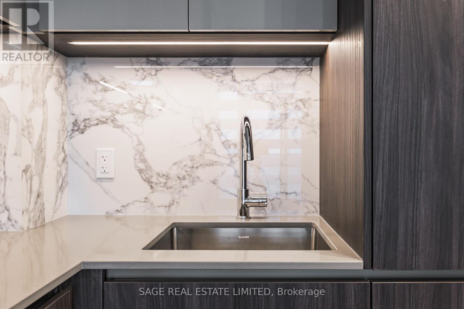 1515 - 8 Interchange Way, Vaughan, ON - Indoor Photo Showing Kitchen