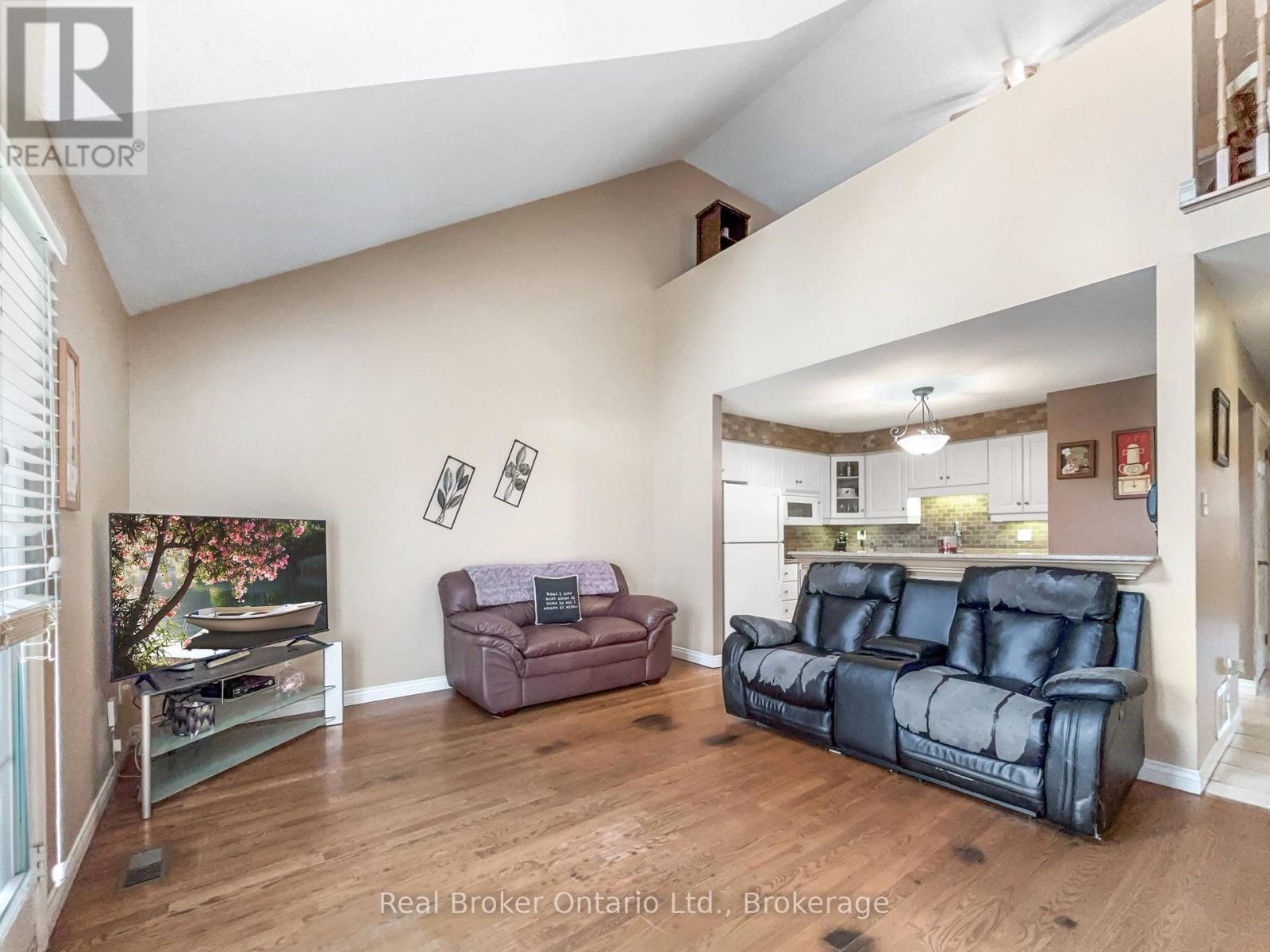 47 Dynasty Avenue, Hamilton (Stoney Creek), ON - Indoor Photo Showing Living Room