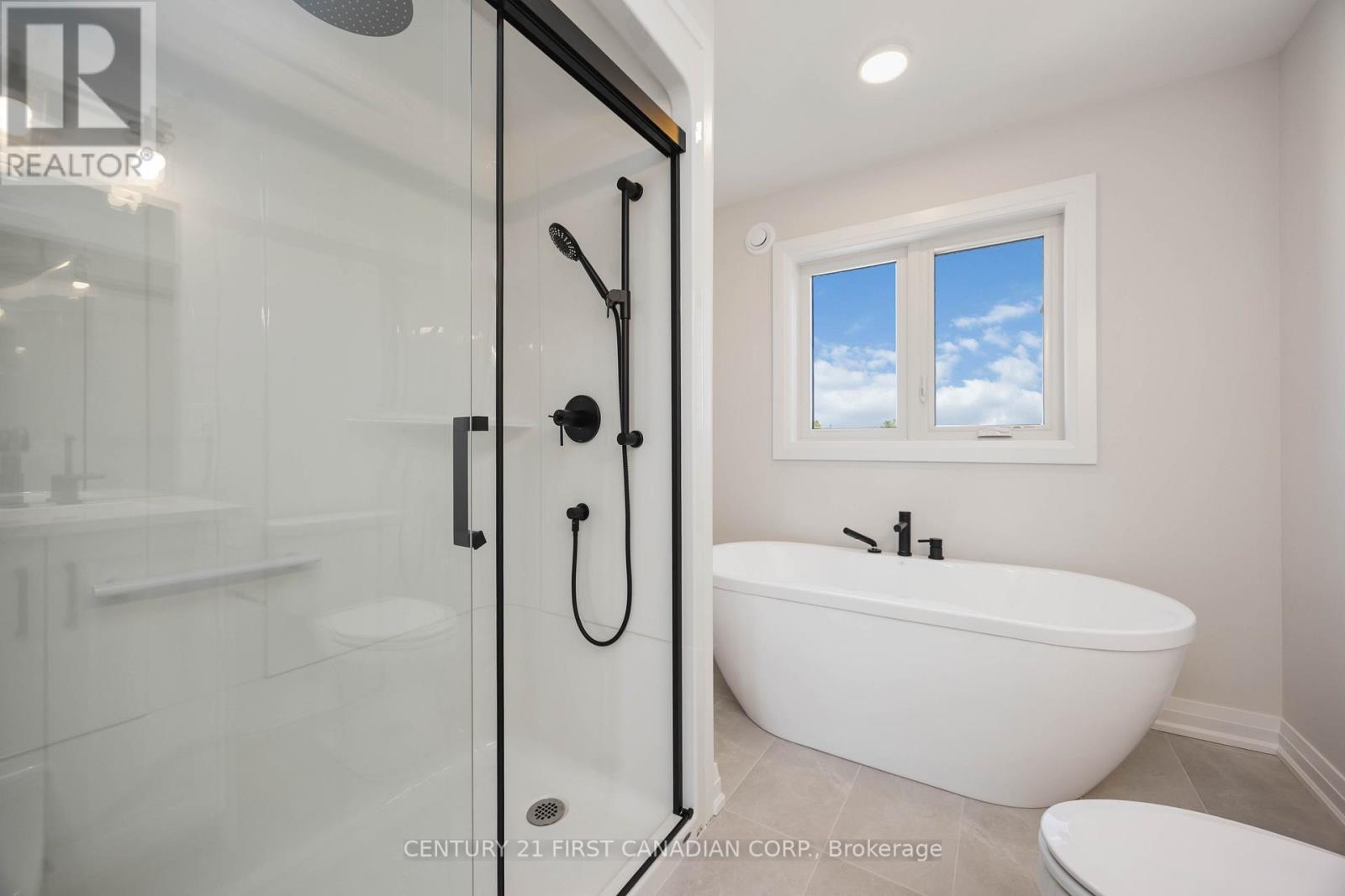 7 Doerr Court, North Middlesex (Ailsa Craig), ON - Indoor Photo Showing Bathroom