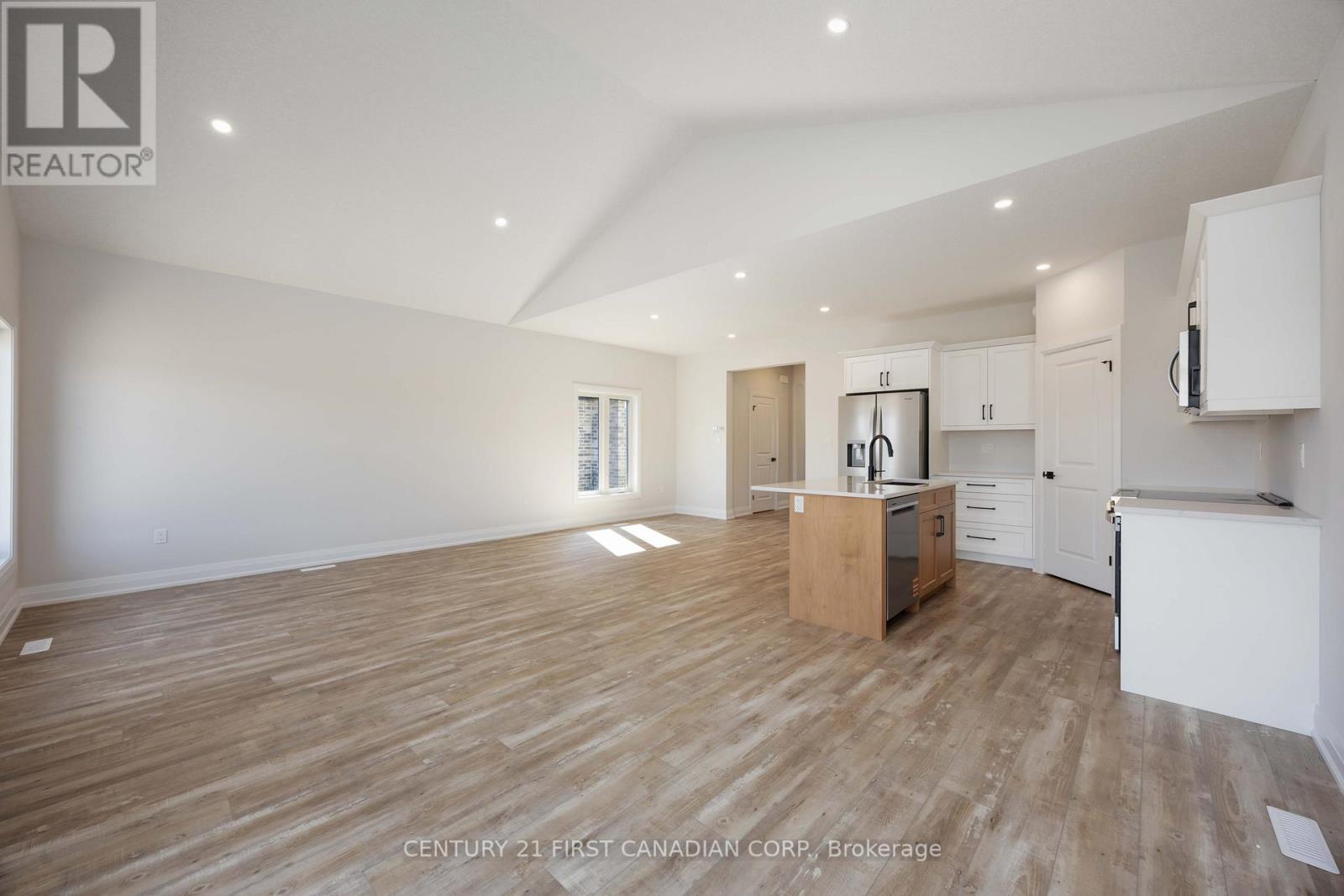 7 Doerr Court, North Middlesex (Ailsa Craig), ON - Indoor Photo Showing Kitchen