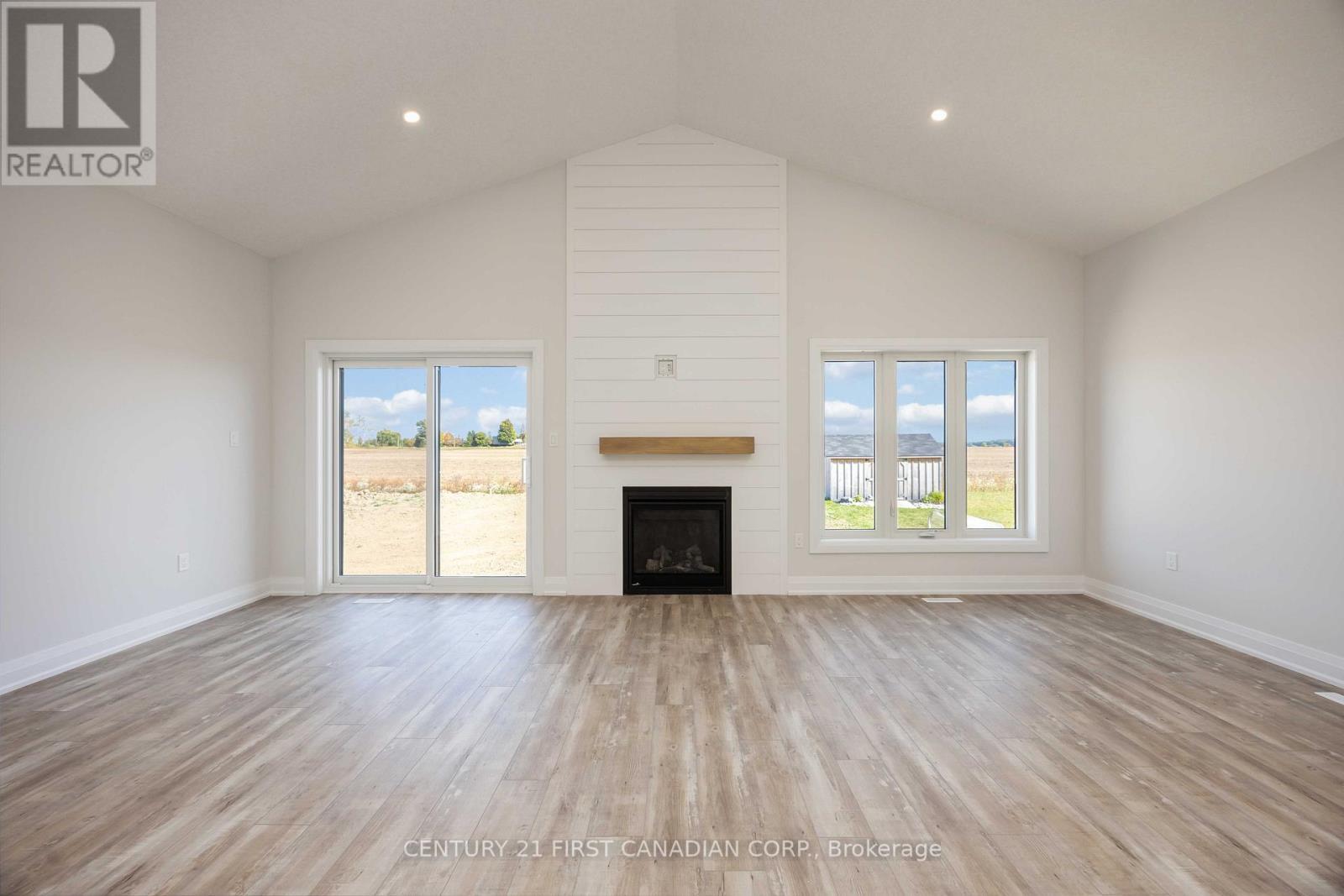 7 Doerr Court, North Middlesex (Ailsa Craig), ON - Indoor Photo Showing Living Room With Fireplace