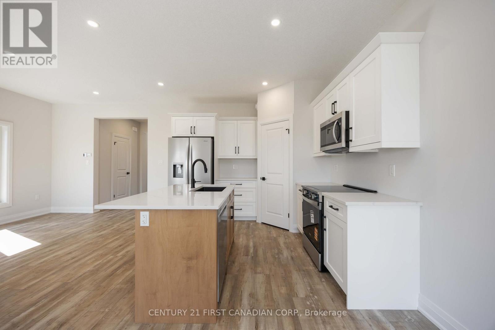 7 Doerr Court, North Middlesex (Ailsa Craig), ON - Indoor Photo Showing Kitchen With Upgraded Kitchen