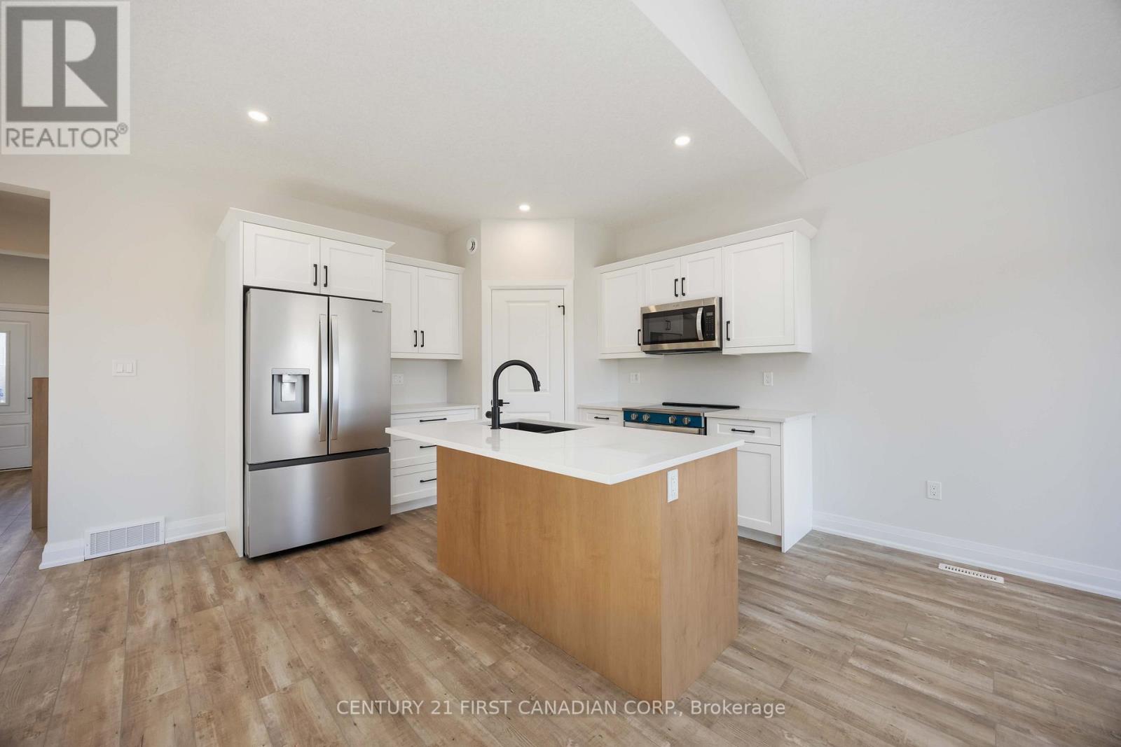 7 Doerr Court, North Middlesex (Ailsa Craig), ON - Indoor Photo Showing Kitchen