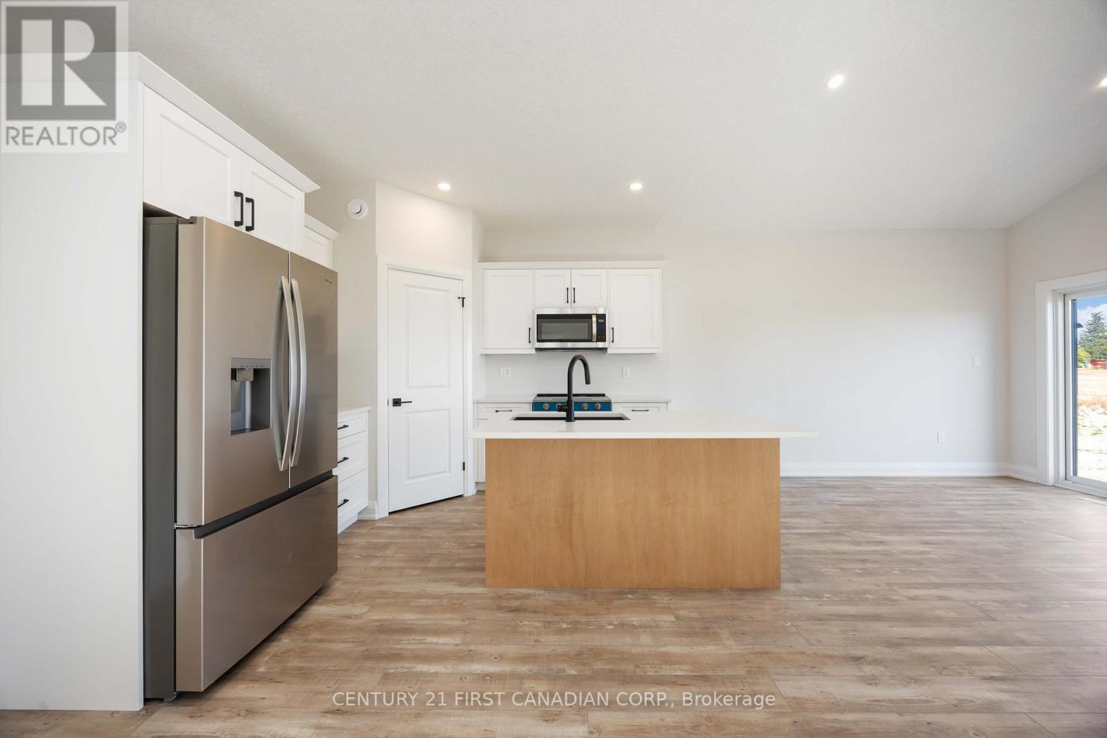 7 Doerr Court, North Middlesex (Ailsa Craig), ON - Indoor Photo Showing Kitchen