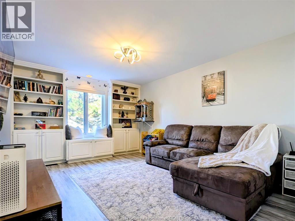 1414 Mickaila Crescent, Tecumseh, ON - Indoor Photo Showing Living Room