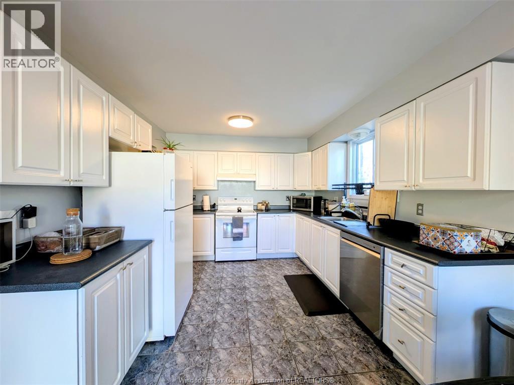 1414 Mickaila Crescent, Tecumseh, ON - Indoor Photo Showing Kitchen