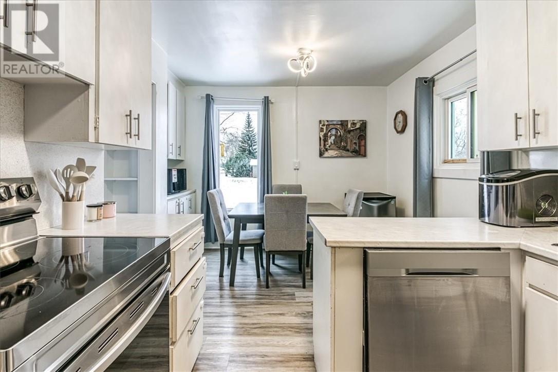 4 Balsam Street, Copper Cliff, ON - Indoor Photo Showing Kitchen With Upgraded Kitchen