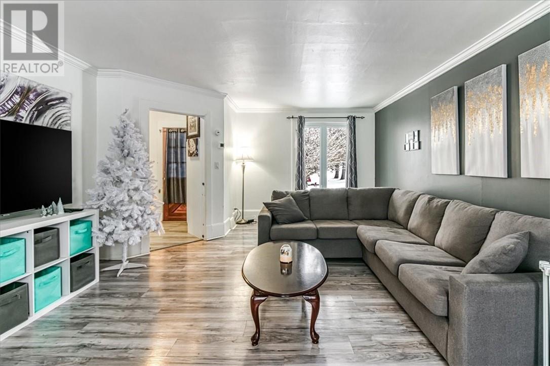 4 Balsam Street, Copper Cliff, ON - Indoor Photo Showing Living Room