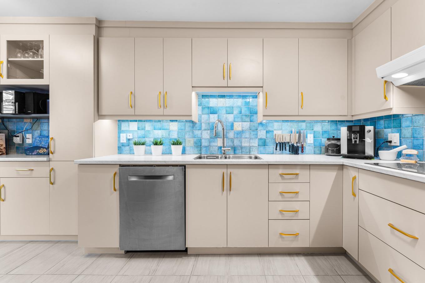 Kitchen - 6250 - 6254 Av. De La Mayenne, Montréal (Anjou), QC - Indoor Photo Showing Kitchen With Double Sink