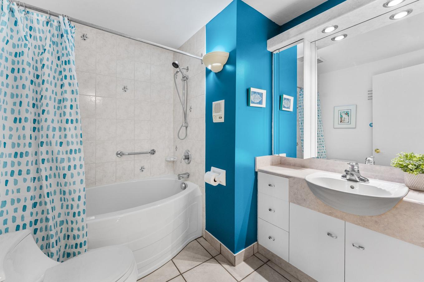 Bathroom - 6250 - 6254 Av. De La Mayenne, Montréal (Anjou), QC - Indoor Photo Showing Bathroom