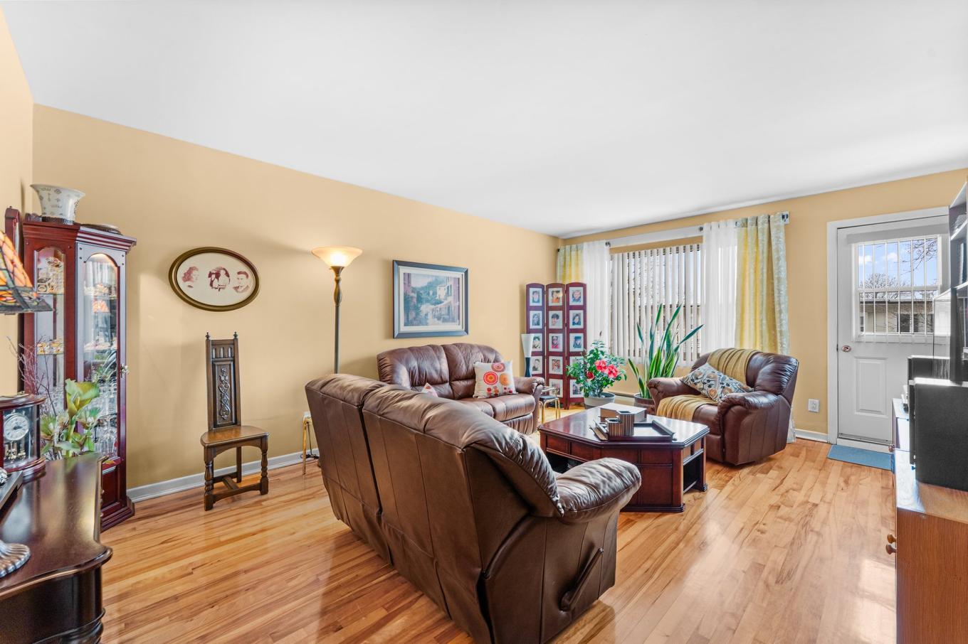 Living room - 6250 - 6254 Av. De La Mayenne, Montréal (Anjou), QC - Indoor Photo Showing Living Room