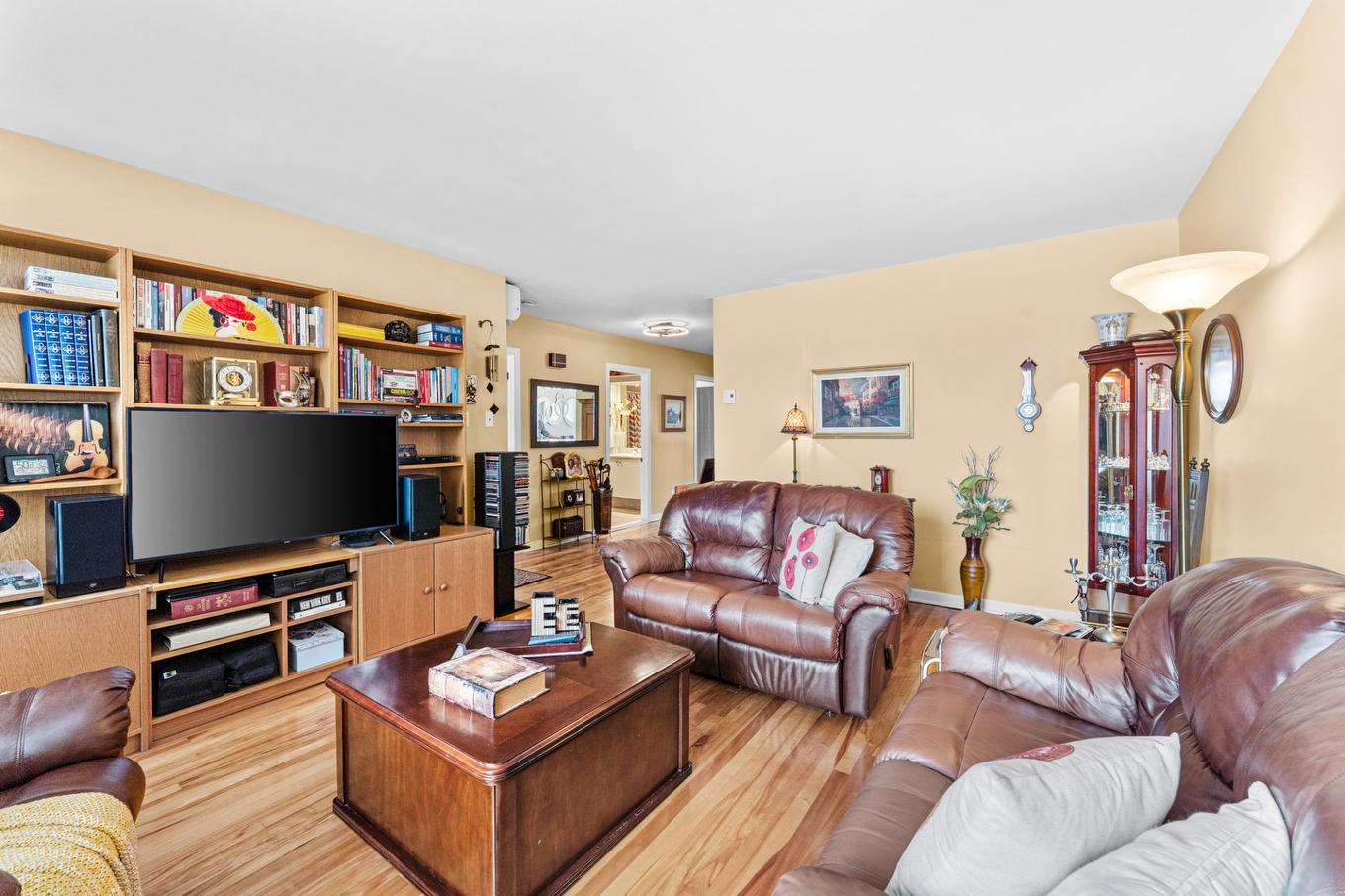 Living room - 6250 - 6254 Av. De La Mayenne, Montréal (Anjou), QC - Indoor Photo Showing Living Room