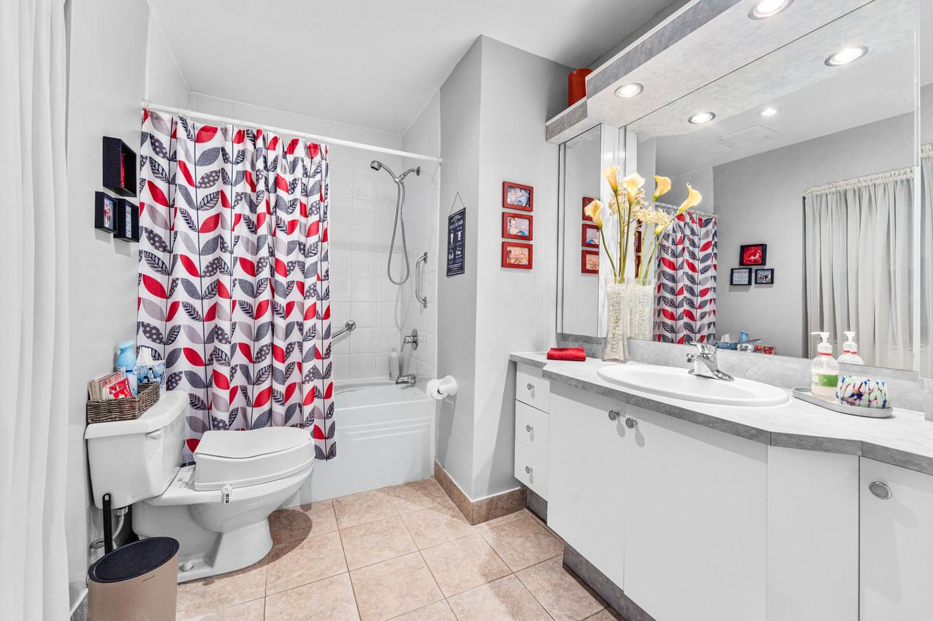 Bathroom - 6250 - 6254 Av. De La Mayenne, Montréal (Anjou), QC - Indoor Photo Showing Bathroom