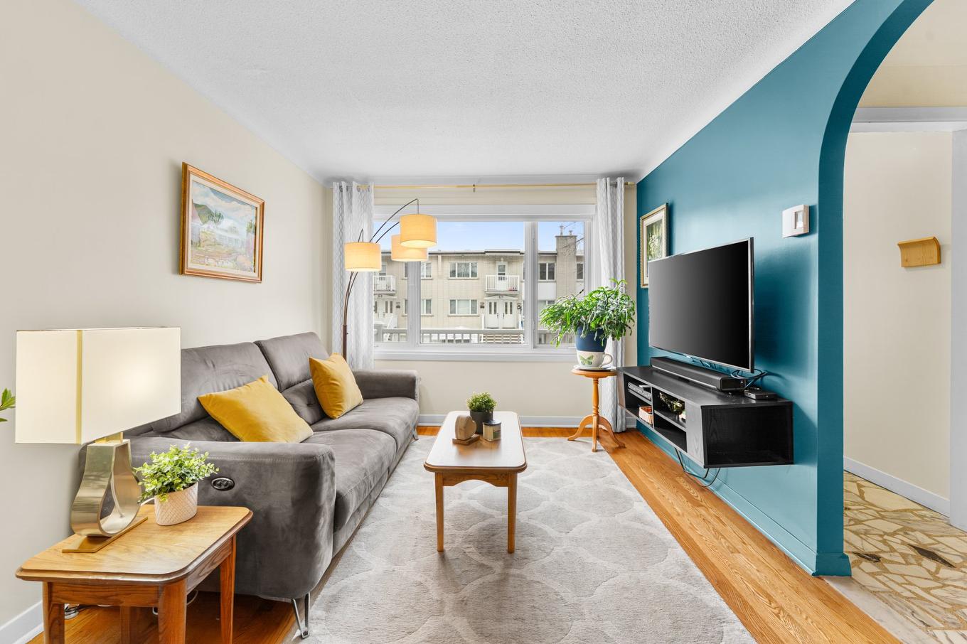 Living room - 6250 - 6254 Av. De La Mayenne, Montréal (Anjou), QC - Indoor Photo Showing Living Room